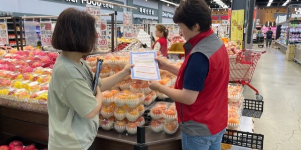 3. 용인특례시가 추석 명절을 앞두고 오는&nbsp;27일까지 가격표시제 실태를 점검한다. 시 관계자가 지역 상점에서 실태점검을 하고 있다..jpg