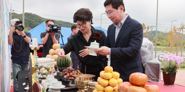 2-1.이상일 용인특례시장이 16일 처인승첩 기념 김윤후 승장 추모 다례재에서 헌다를 하고 있다..JPG