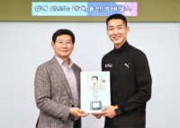 9-1 우상혁 선수가 6월 7일 2023 세계육상연맹 로마·피렌체 다이아몬드리그’ 남자 높이뛰기 결선에서 2위를 차지한 후 이상일 시장의 집무실에서 기념촬영을 하고 있다..jpg