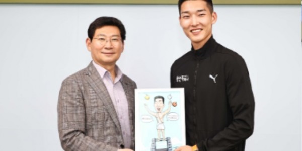 9-1 우상혁 선수가 6월 7일 2023 세계육상연맹 로마·피렌체 다이아몬드리그’ 남자 높이뛰기 결선에서 2위를 차지한 후 이상일 시장의 집무실에서 기념촬영을 하고 있다..jpg