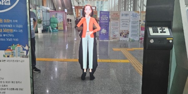 3. 용인특례시청 1층 출입구 로비에 설치한 AI 민원 안내 시스템.jpg