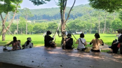 5. 용인특례시가 용인산림교육센터와 용인자연휴양림에서 진행하는 산림교육 프로그램 참여 단체를 모집한다. 사진은 용인산림교육센터에서 숲교육 프로그램을 진행하고 있는 모습..jpg