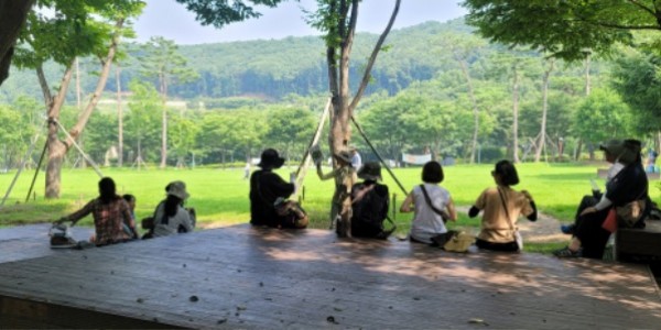 5. 용인특례시가 용인산림교육센터와 용인자연휴양림에서 진행하는 산림교육 프로그램 참여 단체를 모집한다. 사진은 용인산림교육센터에서 숲교육 프로그램을 진행하고 있는 모습..jpg