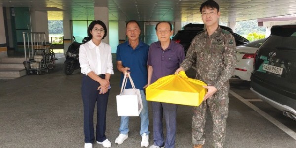 11-2. 용인특례시 처인구 이동읍 이장협의회가 6.25 참전용사 장영순씨를 방문해 물품을 전달했다..jpg