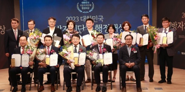 13-1. 용인특례시가(시장 이상일) 22일 서울 중구 KG타워 하모니홀에서 개최된 ‘2023 대한민국 지방자치단체 행정대상’에서 경제산업 부문 대상을 받았다..jpg