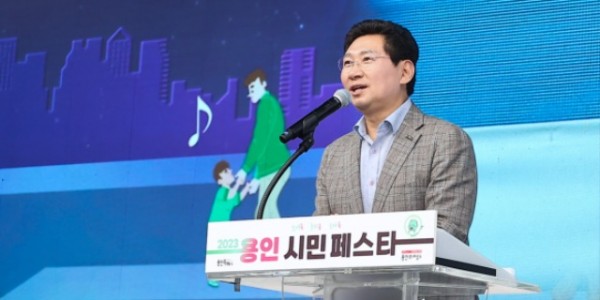 1-1. 23일 열린 _제 28회 용인시민의 날_에서 기념사를 하고 있는 이상일 용인특례시장.jpg