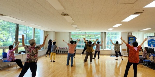 3-1. 처인구보건소 웰에이징 프로그램 자조 동아리에 참여하는 어르신들이 강사의 지도를 받아 운동을 하고 있는 모습.jpg