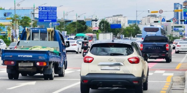 6. 용인특례시가 오는 25일부터 다음 달 6일까지 노후경유차 조기폐차 지원을 위한 추가 접수를 진행한다. 사진은 도로 위 자동차들의 모습..jpg