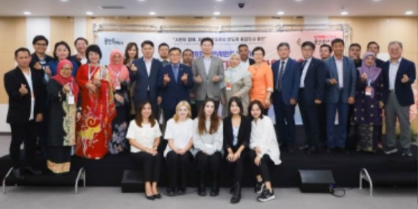 1-1. 23일 _제28회 용인시민의 날_을 축하하기 위해 용인미르스타디움을 찾은 용인특례시의 자매도시 관계자들과 이상일 용인특례시장의 모습.jpg