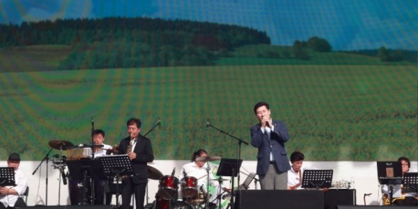 2-1. 24일 열린 _제24회 용인시민 가요제_에서 정태춘 박은옥의 _봉숭아_를 열창하고 있는 이상일 용인특례시장.JPG