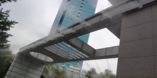 3. 용인특례시가 지난 22일 영덕1동 행정복지센터에서 흥덕지구 악취 민원 관련 주민 간담회를 열었다. 사진은 흥덕 집하장 탈취설비에서 악취를 제거를 위한 분무가 뿌려지고 있는 모습..jpg