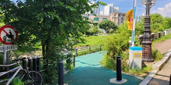 4. 수지구 성복동 750번지 성복천 산책로 진입로에 자동차단기가 설치돼있다.jpg