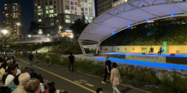 5-1. 수지구 신봉동이 지난 22일 정평천에서 신바람 버스킹을 열었다.jpg