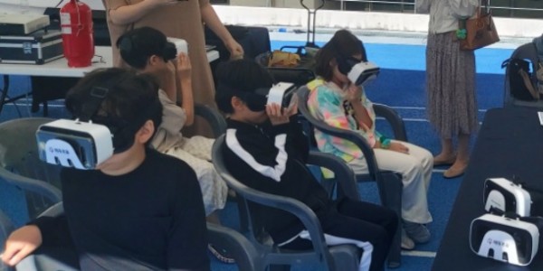 3. 용인특례시가 지난 24일 용인미르스타디움에서 개최한 시민의 날 행사에서 운영한 VR(가상현실) 등 안전체험 교육에 시민들이 참여하고 있다..jpg