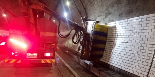 5. 기흥구가 추적 명절을 맞아 지난 18일부터 통행량이 많은 주요 터널과 지하차도, 지하보도 등 도로시설물 대청소를 진행했다..jpg