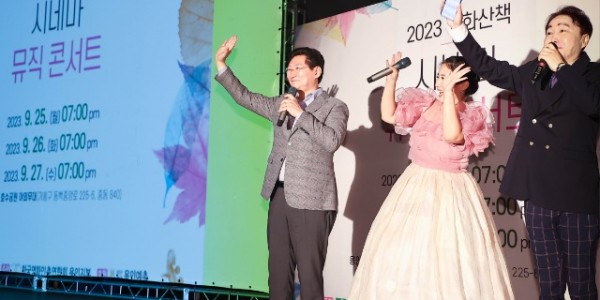 2-1. 지난 27일 저녁 이상일 용인특례시장이 기흥구 동백동 동백호수공원에서 열린 영화산책 시네마뮤직 콘서트에서 소프라노 정찬희와 오페라의 유령에 삽입된 All Ask Of You를 열창했다..jpg