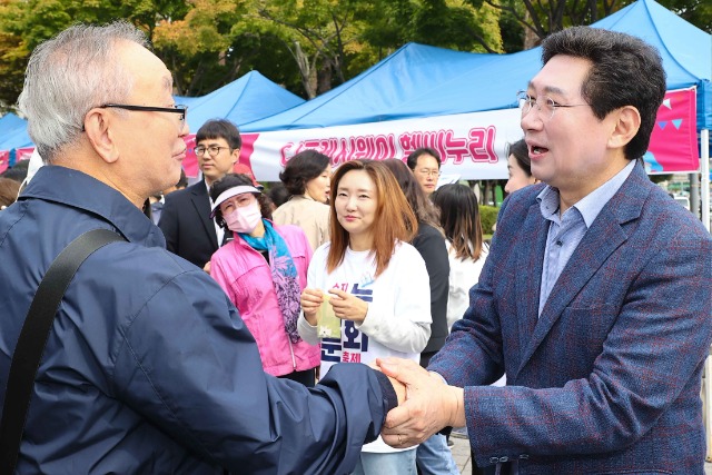 2-2. 7일 열린 제11회 수지나눔문화축제에 참석한 이상일 용인특례시장.jpg