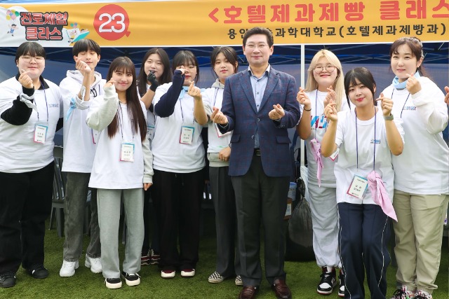 3-1. 이상일 용인특례시장이 2023년 제5회 용인시 청소년 축제에 참석해 청소년들을 격려했다..jpg