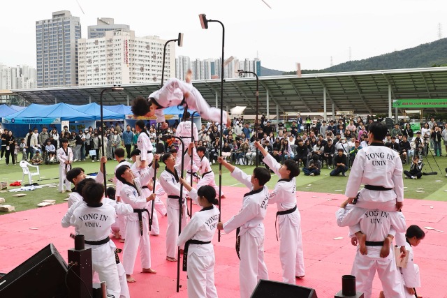 3-4. 2023년 제5회 용인시 청소년 축제 무대 위에 오른 태권도 시범단의 모습.jpg