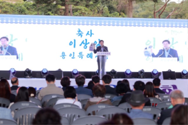 1-1. 지난 7일 열린 포은 문화제에서 축사를 하고 있는 이상일 용인특례시장.jpg