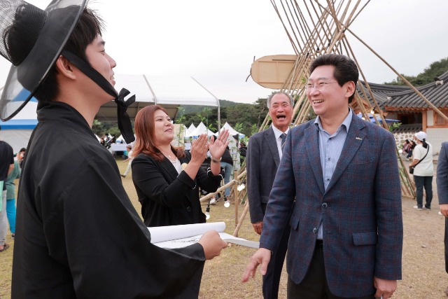 1-3. 지난 7일 열린 포은 문화제에 마련된 행사에 직접 참여하고 있는 이상일 용인특례시장.JPG