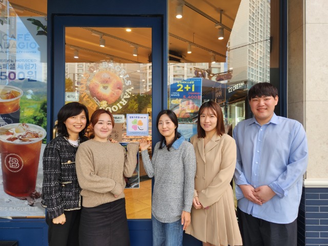 3. 교동초 용인성산초 용천초 남사중 신갈중 등 용인특례시 학교사회복지사업 운영 5개 학교 교사들이 행복교육공동체 조성의 일환으로 파리바게뜨 구갈점을 함께 키우미 기관으로 선정하고 기념촬영을 하고 있다..jpg