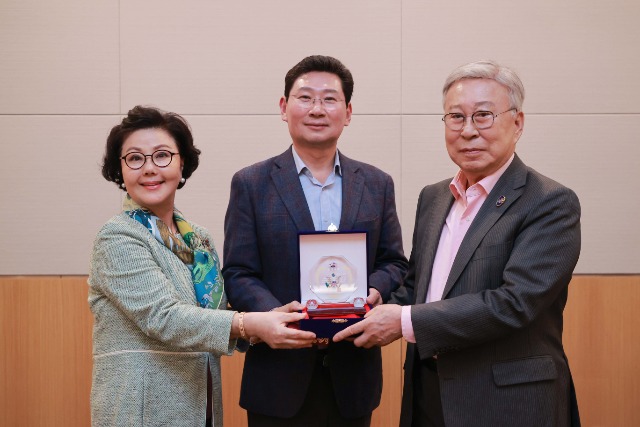 14-4. 김창준 아카데미 26기 수강생들은 이 시장에게 강의를 해줘 고맙다며 ‘명강연 감사패’를 전달했다. 좌측부터 김창준 전 하원의원의 부인 제니퍼 안여사, 이상일 용인특례시장, 김창준 전 미연방 하원의원 순..JPG