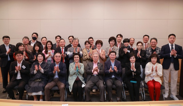 14-3. 이상일 용인특례시장이 특강을 마친 뒤 김창준 아카데미 26기 수강생들과 기념사진을 찍고 있다..JPG