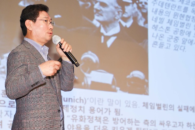 3. 이상일 용인특례시장이 13일 시청에서 열린 제71주년 재향군인의 날 기념식에서 안보 주제의 특강을 진행하고 있다.jpg