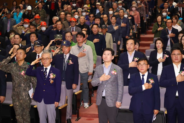 5. 이상일 용인특례시장이 13일 시청에서 열린 제71주년 재향군인의 날 기념식에 참여했다.jpg