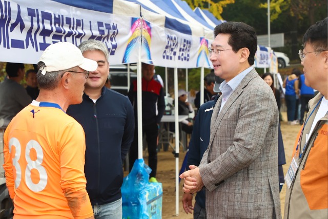 2-2. 이상일 용인특례시장이 14일 용인지역 노동가족 한마음 대축제에서 관계자들과 인사를 나누고 있다.jpg