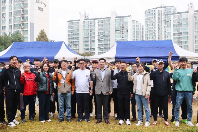 2-4. 이상일 용인특례시장이 14일 용인지역 노동가족 한마음 대축제에서 기념촬영을 하고 있다.jpg