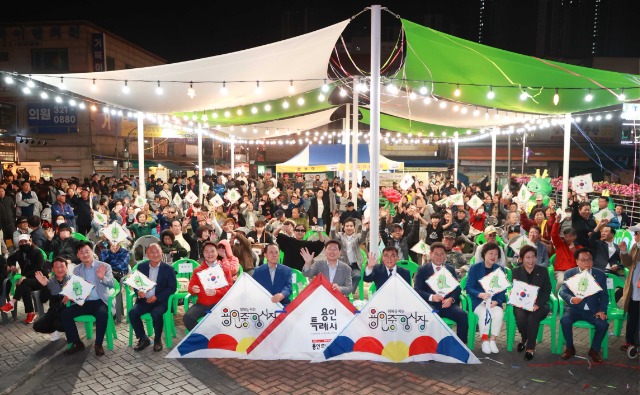 4-2. 지난 13일 이상일 용인특례시장이 용인중앙시장에서 열린 별빛마당 야시장을 찾아 시민들을 만났다..jpg