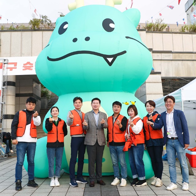 10-3. 이상일 용인특례시장이 14일 동백호수공원에서 열린 제4회 석성산 문화축제에서 관계자들과 기념촬영을 하고 있다.jpg