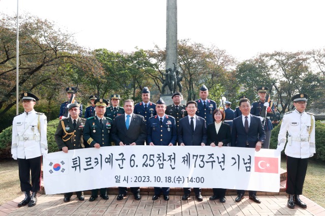 12-3. 18일 기흥구 동백동 튀르키예군 참전기념비에서 열린 튀르키예군 6·25참전 73주년 기념행사에서 참석자들이 기념촬영을 하고 있다..jpg