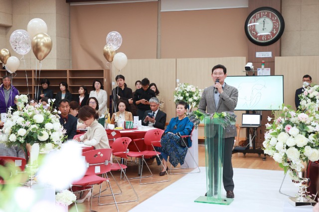 4-1. 이상일 용인특례시장이 용인시기흥노인복지관에서 지난 21일 열린 리마인드 웨딩 행사에서 인사말을 하고 있다..jpg