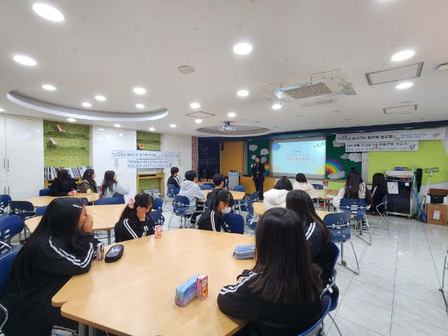 4. 용인특례시가 지난 23일 모현중학교에서 휴먼북 멘토링을 진행했다.jpg