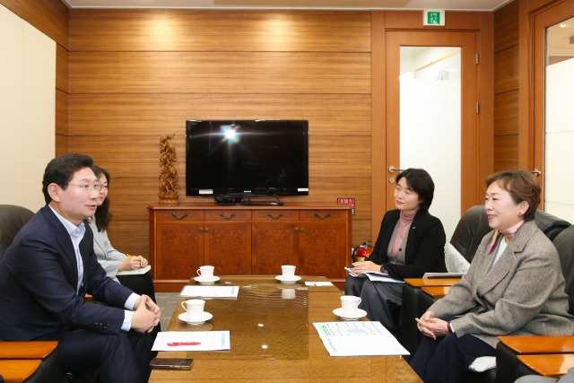 9-2. 이상일 용인특례시장(왼쪽)이 23일 한국산업기술진흥원을 방문해 민병주 원장(오른쪽)과 만나 협력 방안 등을 논의했다..jpg