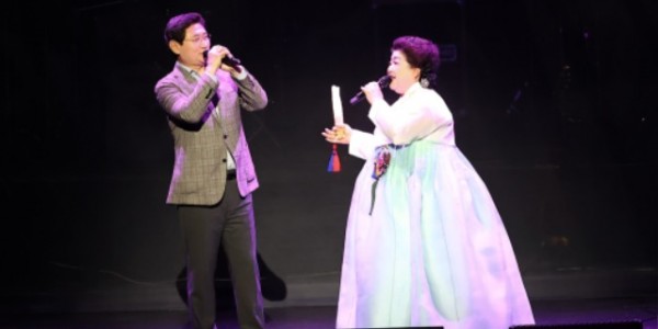 5-3. 이상일 용인특례시장이 3일 저녁 용인 포은아트홀에서 열린 제20회 용인예술제에서 최근순 명창과 함께 임영웅의 ‘별빛 같은 나의 사랑아’를 부르고 있다..jpg