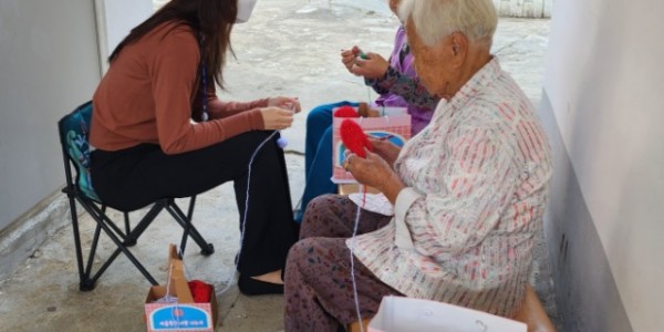 12. 마북동이 연말까지 지역 홀로 어르신과 함께 만든 수세미를 한부모가정에 기부하는 사업을 추진한다. 동 직원과 어르신이 수세미를 만들고 있다..jpg