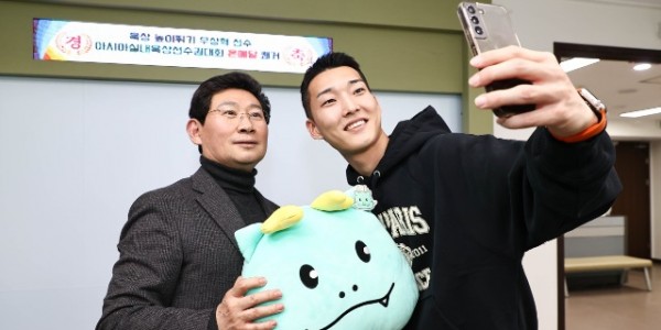 13. 우상혁 선수가 이상일 용인특례시장(왼쪽)과 셀카를 찍고 있다.jpg