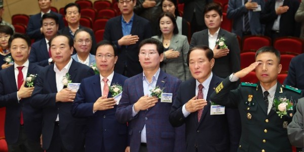 1-1. 지난 5일 열린 용인시민안보포럼 창립식에 참석한 이상일 용인특례시장과 내빈들의 모습.jpg
