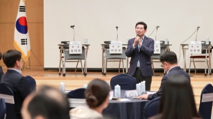 5-1. 지난 5일 문화예술원 국제회의실에서 열린 _용인시 첨단모빌리티 정책 포럼_에 참석한 이상일 용인특례시장이 인사말을 하고 있다..JPG