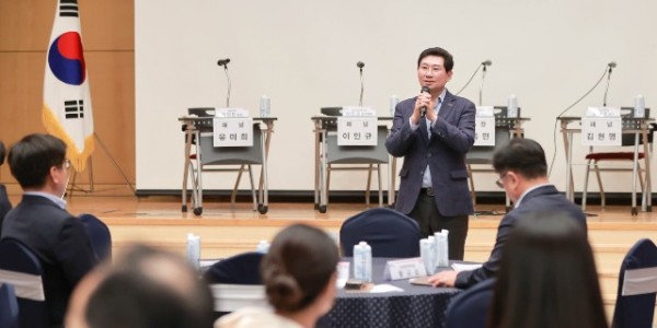 5-1. 지난 5일 문화예술원 국제회의실에서 열린 _용인시 첨단모빌리티 정책 포럼_에 참석한 이상일 용인특례시장이 인사말을 하고 있다..JPG