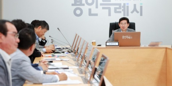 7-2. 이상일 용인특례시장이 6일 협업기관의 2024년 주요업무 추진계획 보고회를 주재하고 있다.jpg