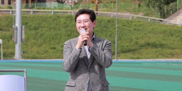 8-1. 이상일 용인특례시장이 6일 삼가동 미르스타디움 보조경기장에서 열린 제1회 용인특례시체육회 읍면동 대의원 한마음체육대회에 참석해 인사말을 하고 있다..JPG