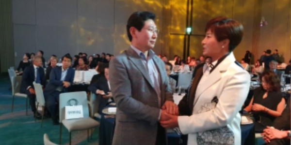 1-2. 지난 6일 2023 박세리 월드매치 갈라디너에 참석한 이상일 용인특례시장(왼쪽)과 박세리 감독(오른쪽).jpg