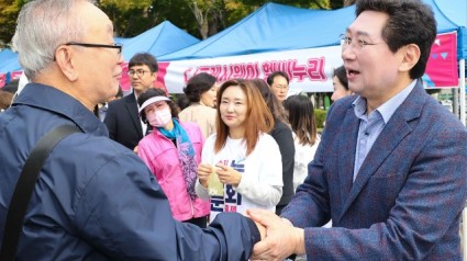 2-2. 7일 열린 제11회 수지나눔문화축제에 참석한 이상일 용인특례시장.jpg