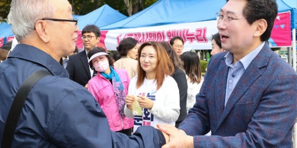 2-2. 7일 열린 제11회 수지나눔문화축제에 참석한 이상일 용인특례시장.jpg