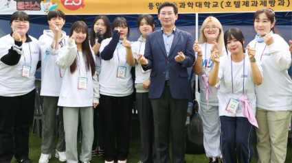 3-1. 이상일 용인특례시장이 2023년 제5회 용인시 청소년 축제에 참석해 청소년들을 격려했다..jpg